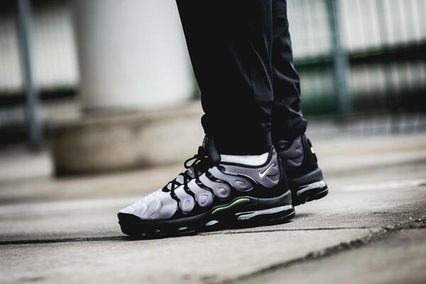 nike-air-vapormax-plus-black-